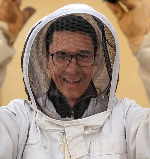 Martial Benazet en tenue d'apiculture, énergies renouvelable